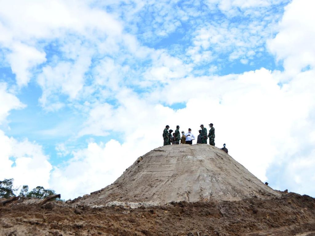 Wamenhan Tinjau Pembukaan Lahan Food Estate di Gunung Mas Wamenhan Tinjau Pembukaan Lahan Food Estate di Gunung Mas