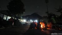 Potret Warga Boyolali Ronda Malam Saat Merapi Siaga