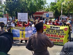 Warga Blitar Mengadu Pendirian Tower Seluler di Kantor Dewan