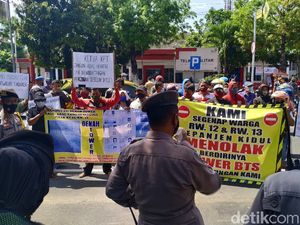 Warga Blitar Mengadu Pendirian Tower Seluler di Kantor Dewan Warga Blitar Mengadu Pendirian Tower Seluler di Kantor Dewan
