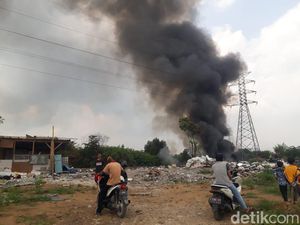 Warga Karawang Keluhkan Pembakaran Limbah Busa Dekat Citarum