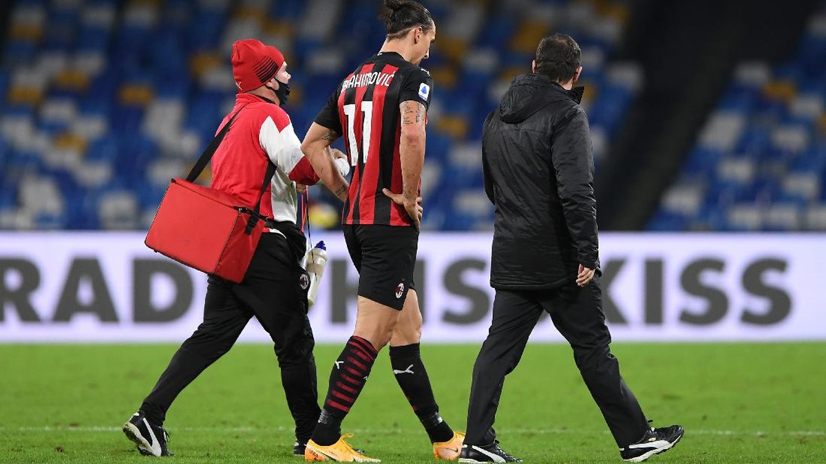Striker AC Milan, Zlatan Ibrahimovic (tengah) saat mendapat perawatan di laga Napoli vs Milan akhir pekan lalu. (Foto: Francesco Pecoraro/Getty Images)