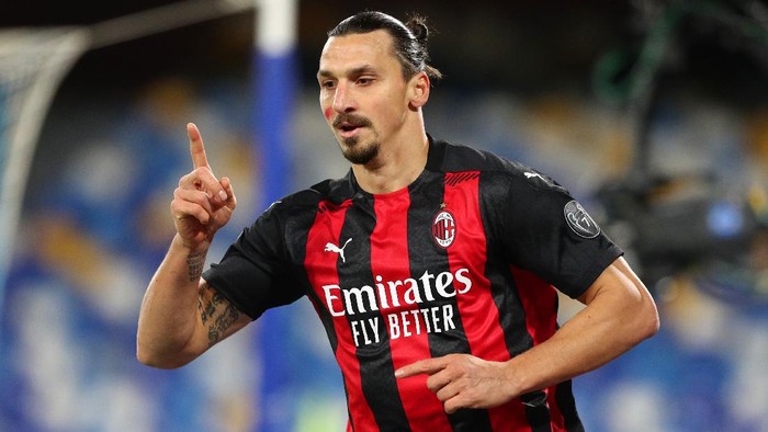 NAPLES, ITALY - NOVEMBER 22: Zlatan Ibrahimovic of A.C. Milan celebrates after scoring their teams second goal during the Serie A match between SSC Napoli and AC Milan at Stadio San Paolo on November 22, 2020 in Naples, Italy. Sporting stadiums around Italy remain under strict restrictions due to the Coronavirus Pandemic as Government social distancing laws prohibit fans inside venues resulting in games being played behind closed doors. (Photo by Francesco Pecoraro/Getty Images)