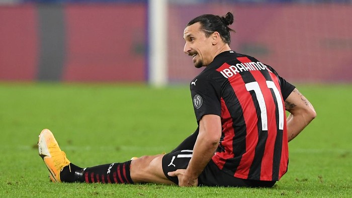 NAPLES, ITALY - NOVEMBER 22: Zlatan Ibrahimovic of A.C. Milan lies injured during the Serie A match between SSC Napoli and AC Milan at Stadio San Paolo on November 22, 2020 in Naples, Italy. Sporting stadiums around Italy remain under strict restrictions due to the Coronavirus Pandemic as Government social distancing laws prohibit fans inside venues resulting in games being played behind closed doors. (Photo by Francesco Pecoraro/Getty Images)