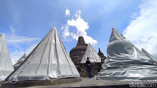 56 stupa Candi Borobudur ditutupi terpaulin