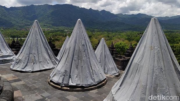 56 stupa Candi Borobudur ditutupi terpaulin