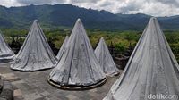 56 stupa Candi Borobudur ditutupi terpaulin\