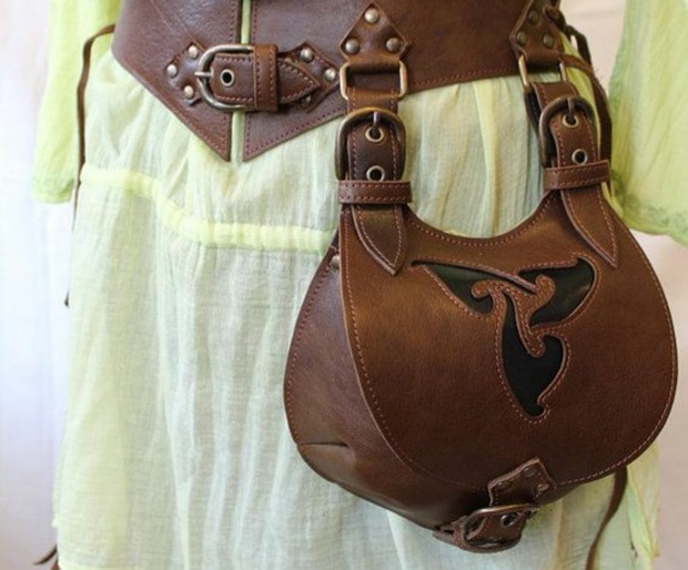 Awal mula handbag pria yang dipasang di belt/Foto: Pinterest Fashion item wanita yang awalnya digunakan oleh pria