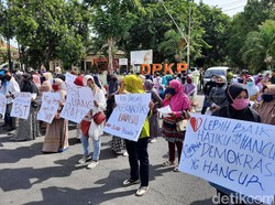 Diduga Penyaluran BLT Didomplengi Paslon, Massa Emak-emak Datangi Bawaslu