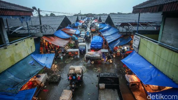Potret Pasar Induk Cibitung yang Becek Usai Diguyur Hujan