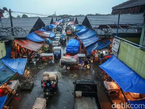 Potret Pasar Induk Cibitung yang Becek Usai Diguyur Hujan