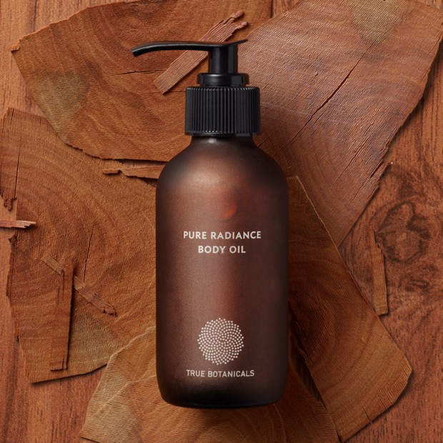 Body Oil/truebotanicals.com Buat kamu yang terobsesi dengan perawatan kulit, kemungkinan besar kamu memiliki satu atau dua produk body oil di kamar mandi kamu.