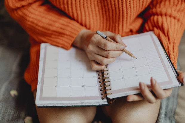 Bentuknya hampir dengan buku agenda yang berisikan kegiatan atau kerjaan.