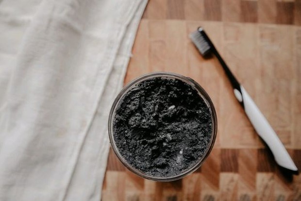 Charcoal sebagai bahan pasta gigi dipercaya dapat memutihkan gigi