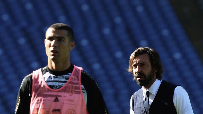 ROME, ITALY - NOVEMBER 08:  Juventus head coach Andrea Pirlo looks on as Cristiano Ronaldo is seen during the Serie A match between SS Lazio and Juventus at Stadio Olimpico on November 8, 2020 in Rome, Italy.  (Photo by Paolo Bruno/Getty Images)