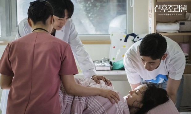 Cuplikan Hyun Jin yang sedang melahirkan ditemani oleh sang suami / Foto: instagram.com/tvndrama.official