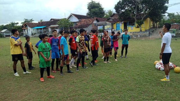 Pemain Persela Lamongan Dadang Apridianto melatih klub lokal Banyuwangi.