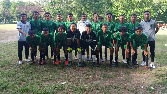 Pemain Persela Lamongan Dadang Apridianto melatih klub lokal Banyuwangi.