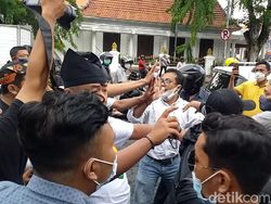 Ricuh Aksi Damai Tolak FPI di Surabaya Gegara Pencopotan Spanduk