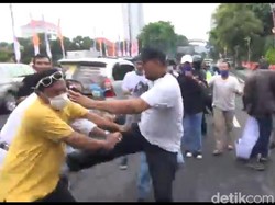 Aksi Damai Arek Suroboyo Tolak FPI Ricuh, 2 Orang Dibawa ke Rumah Sakit