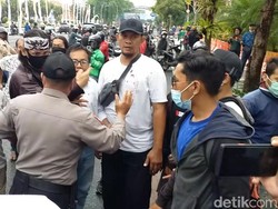 Adu Pukul Warnai Ricuh Aksi Damai Tolak FPI di Surabaya