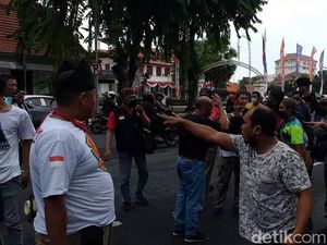 Aksi Damai Tolak FPI di Surabaya Berujung Ricuh Aksi Damai Tolak FPI di Surabaya Berujung Ricuh