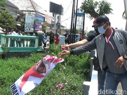 Aksi Dibubarkan Polisi, Massa Larung Poster Habib Rizieq ke Sungai