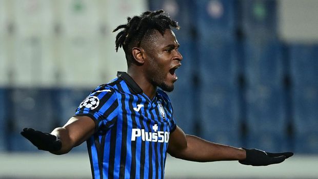 Atalanta's Colombian forward Duvan Zapata celebrates scoring his team's first goal during the UEFA Champions League group D football match, between Atalanta and Ajax at the Atleti Azzurri d'Italia stadium in Bergamo, northern Italy, on October 27, 2020. (Photo by MIGUEL MEDINA / AFP)
