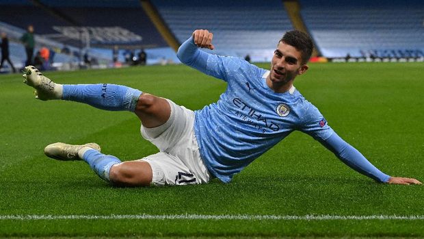 Manchester City's Spanish midfielder Ferran Torres celebrates scoring the opening goal during the UEFA Champions League football Group C match between Manchester City and Olympiakos at the Etihad Stadium in Manchester, north west England on November 3, 2020. (Photo by Paul ELLIS / AFP)