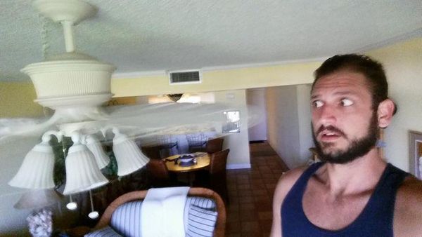 Potret Kocak Kisah Derita Orang Jangkung