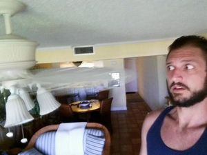 Potret Kocak Kisah Derita Orang Jangkung