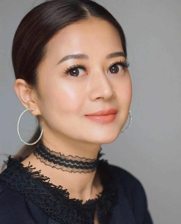8 Potret Heny Harun yang Awet Muda