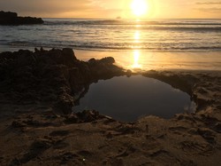 Bukan Sulap Bukan Sihir, Pantai Ini Keluarkan Air Panas dari Pasir