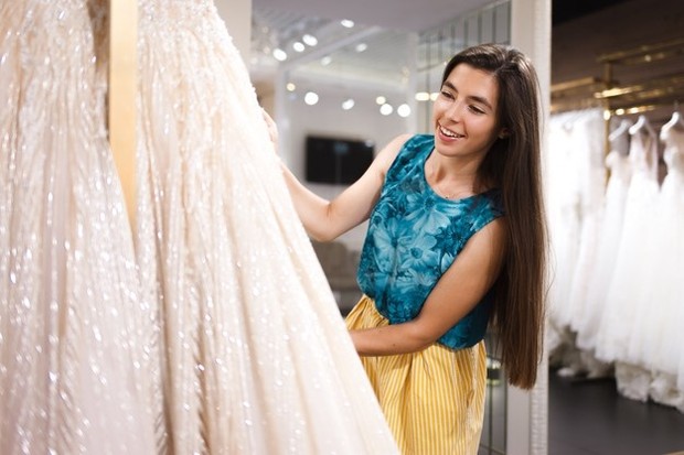 Pilih warna gaun pernikahan yang sesuai dengan warna kulit.