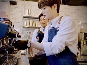 10 Pose Kece Jaehyun NCT Saat Jadi Barista dan Makan Es Krim