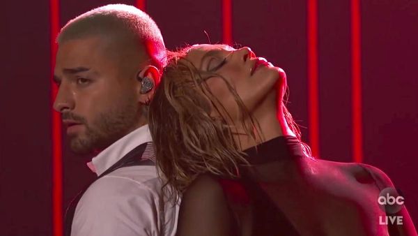 Foto: Aksi Seksi Jlo di Panggung AMA 2020 yang Dituduh Tiru Beyonce