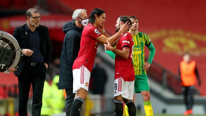 MANCHESTER, ENGLAND - NOVEMBER 21: Edinson Cavani of Manchester United greets Juan Mata of Manchester United as Edinson Cavani is substituted on and Juan Mata is substituted off during the Premier League match between Manchester United and West Bromwich Albion at Old Trafford on November 21, 2020 in Manchester, England. Sporting stadiums around the UK remain under strict restrictions due to the Coronavirus Pandemic as Government social distancing laws prohibit fans inside venues resulting in games being played behind closed doors. (Photo by Catherine Ivill/Getty Images)