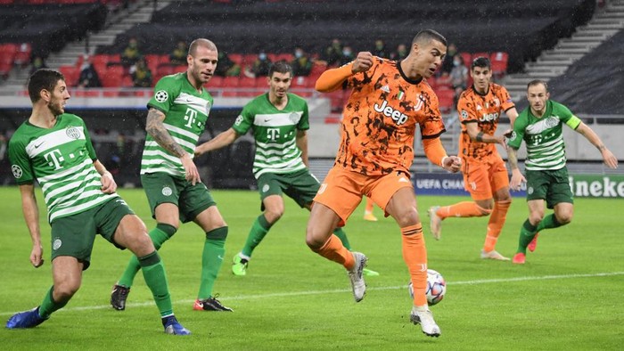 Juventus Portuguese forward Cristiano Ronaldo (C) passes the ball to Juventus Spanish forward Alvaro Morata (2rdR) who scores the opening goal during the UEFA Champions League Group G football match Ferencvaros TC v Juventus at the Puskas Arena in Budapest, Hungary, on November 4, 2020. (Photo by Attila KISBENEDEK / AFP)
