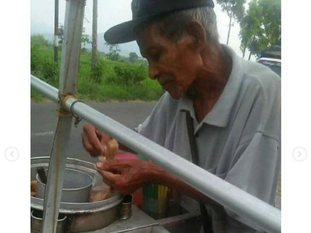 Kakek 90 Tahun Penjual Pentol Ini Mengayuh Sepeda Usang Demi Cari Pembeli