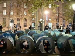 Polisi Prancis Pakai Gas Air Mata untuk Bubarkan Kamp Imigran di Paris