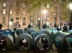 Polisi Prancis Pakai Gas Air Mata untuk Bubarkan Kamp Imigran di Paris