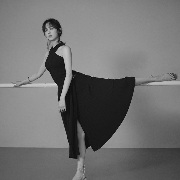 Kang Hanna berpose sebagai seorang balerina dalam pemotretan majalah Singles / Foto: instagram.com/k_hanna_