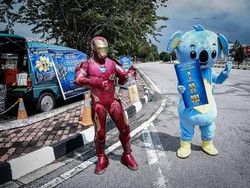 Kehilangan Pekerjaan, Pria Ini Jualan Jus Pakai Kostum Iron Man