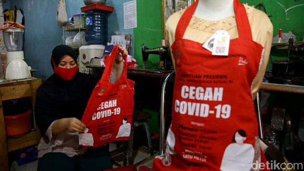 Kreatif! Wanita Ini Sulap Tas Bansos Presiden Jadi Celemek Unik