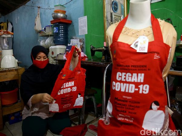 Kreatif! Wanita Ini Sulap Tas Bansos Presiden Jadi Celemek Unik