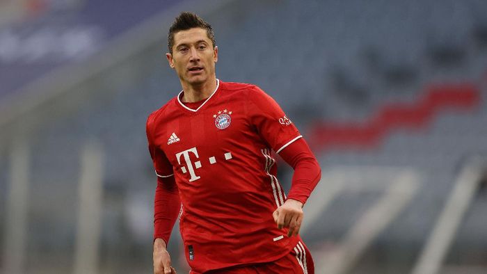 Lewandowski MUNICH, GERMANY - NOVEMBER 21: Robert Lewandowski of Bayern München looks on during the Bundesliga match between FC Bayern Muenchen and SV Werder Bremen at Allianz Arena on November 21, 2020 in Munich, Germany. (Photo by Alexander Hassenstein/Getty Images)