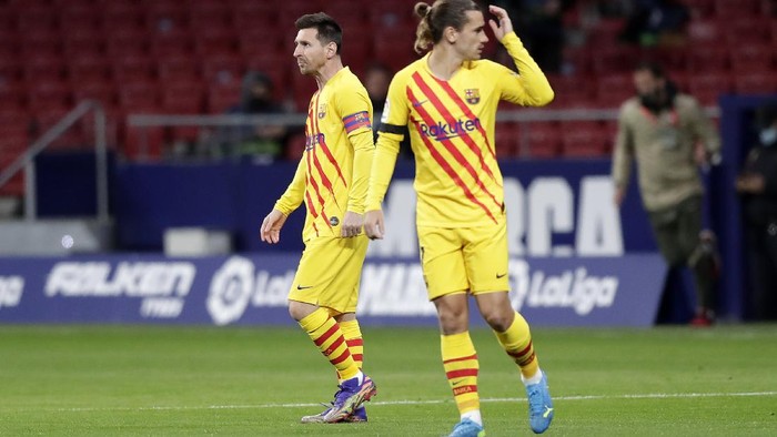 MADRID, SPAIN - NOVEMBER 21: Lionel Messi of FC Barcelona and Antoine Griezmann of FC Barcelona walk out prior to the La Liga Santander match between Atletico de Madrid and FC Barcelona at Estadio Wanda Metropolitano on November 21, 2020 in Madrid, Spain. Football Stadiums around Europe remain empty due to the Coronavirus Pandemic as Government social distancing laws prohibit fans inside venues resulting in fixtures being played behind closed doors. (Photo by Gonzalo Arroyo Moreno/Getty Images)