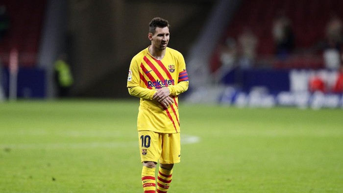 MADRID, SPAIN - NOVEMBER 21: Lionel Messi of FC Barcelona looks dejected following his teams defeat in the La Liga Santander match between Atletico de Madrid and FC Barcelona at Estadio Wanda Metropolitano on November 21, 2020 in Madrid, Spain. Football Stadiums around Europe remain empty due to the Coronavirus Pandemic as Government social distancing laws prohibit fans inside venues resulting in fixtures being played behind closed doors. (Photo by Gonzalo Arroyo Moreno/Getty Images)