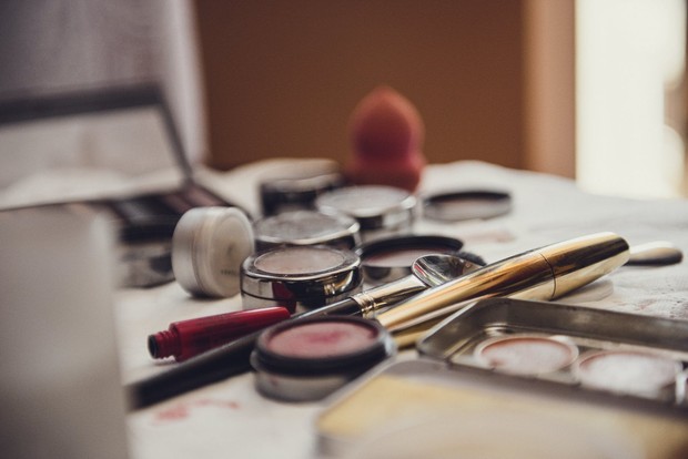 Make Up Expired/ Pexels.com/photo/various-cosmetic-products-on-table-in-beauty-studio-5604000/