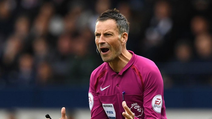 WEST BROMWICH, ENGLAND - APRIL 29:  Referee, Mark Clattenburg reacts the Premier League match between West Bromwich Albion and Leicester City at The Hawthorns on April 29, 2017 in West Bromwich, England.  (Photo by Shaun Botterill/Getty Images)